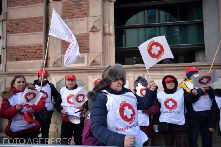 A munkaügyi minisztérium előtt tüntet a Sanitas a béremelésekért