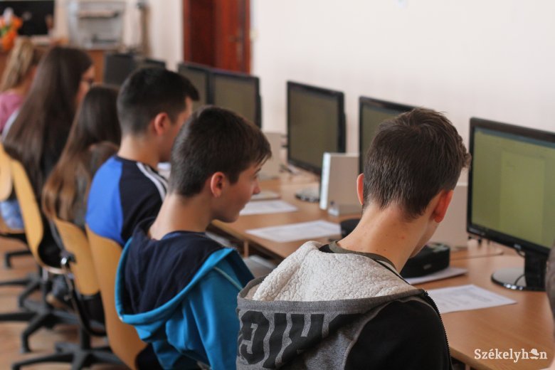 Kisebbségi almintaként kezelik a magyar tanulókat a PISA-felmérésben