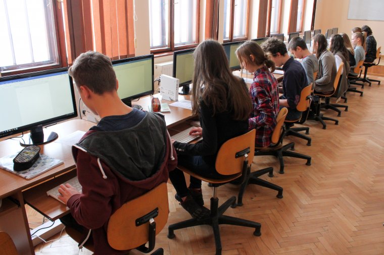 Jobbak a körülmények az erdélyi magyar iskolákban, de nagy az eltérés a vidéki és a városi osztályok felszereltsége között
