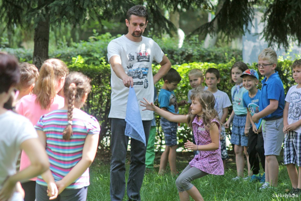 Tábor, ahol életszerű helyzetek szimulálásával gyakorolják a román, angol és német nyelvet a gyerekek
