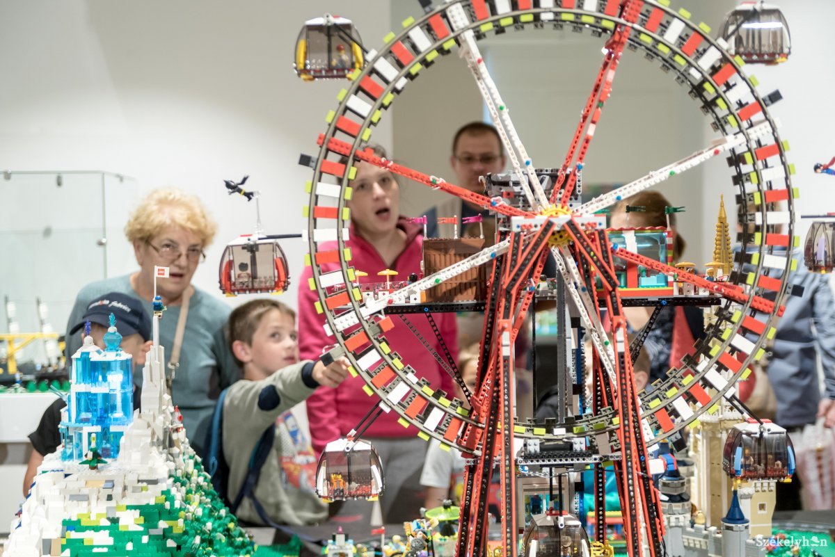 Még két hétig látogatható a székelyudvarhelyi Lego-kiállítás