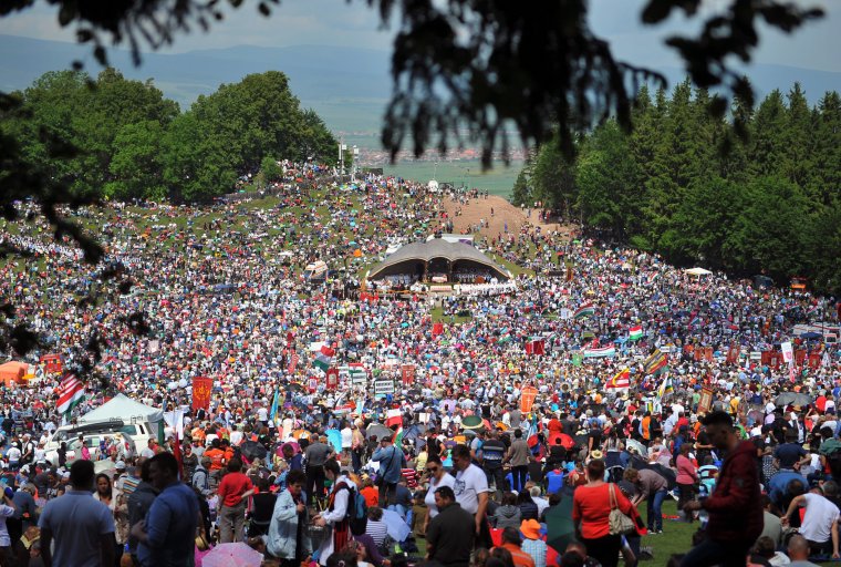 Zarándokok százezrei gyűltek össze Csíksomlyón