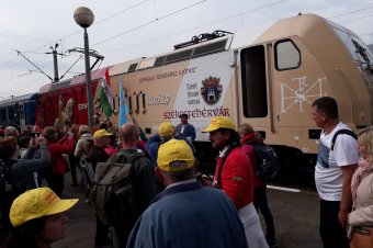 Három zarándokvonattal mintegy kétezren érkeznek a csíksomlyói pünkösdi búcsúra