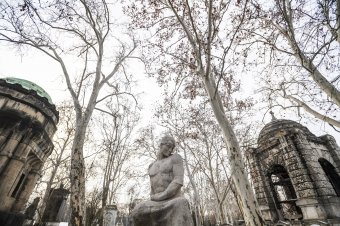 Koszorúzással emlékeztek a 100 éve elhunyt Ady Endrére budapesti sírjánál