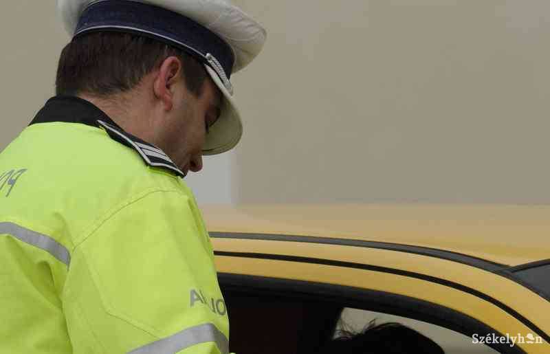 Országosan körözték a jogosítvány nélkül, „gyanús” autóval közlekedő férfit – akárcsak az utasát