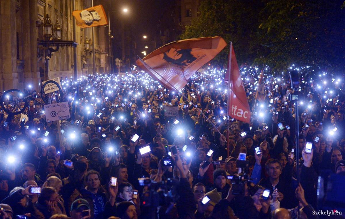 Ismét tüntettek az internetadó ellen Budapesten