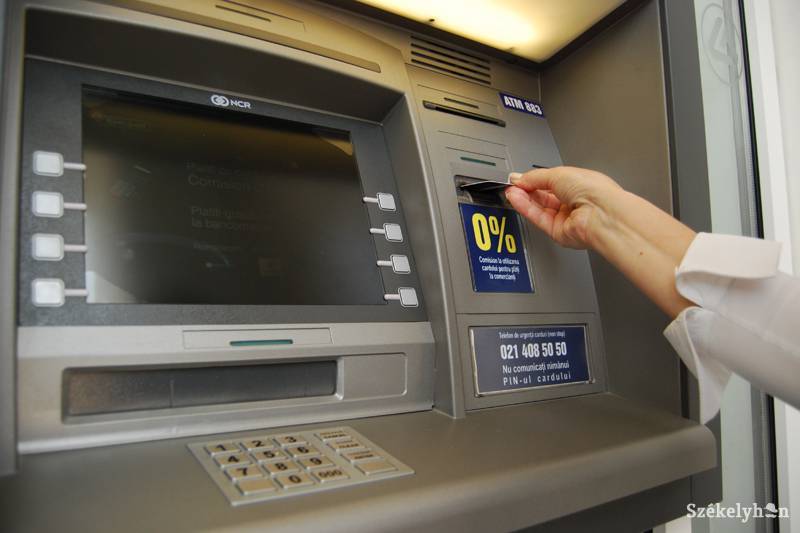 Keddtől kötelező feltüntetni a bankautomaták kezelési költségeit
