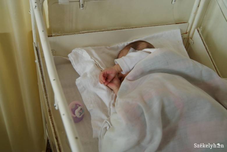 Tizenhat csecsemőt hagytak a kórházban