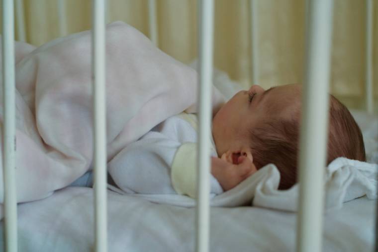 A vásárlóval együtt őrizetbe vették az újszülött gyermekét kiárusító Szilágy megyei nőt