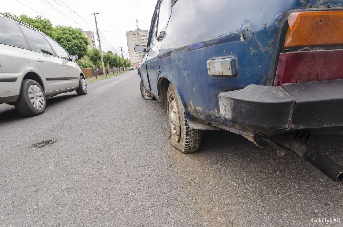 Megbírságolják a köztereken hagyott autók tulajdonosait Sepsiszentgyörgyön