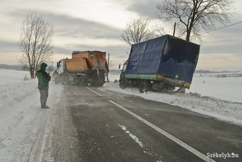 Hófúvás nehezíti a közlekedést Románia déli részén – kikötőket zártak le, késnek a vonatok és a repülőjáratok