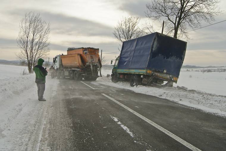 Hófúvás nehezíti a közlekedést Románia déli részén – kikötőket zártak le, késnek a vonatok és a repülőjáratok