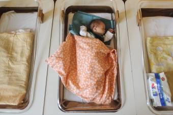 Székelyföldön eddig példátlan kezdeményezés: „kelengyecsomagban” részesülhetnek a székelyudvarhelyi újszülöttek