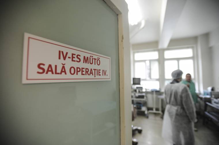 Házkutatások Vásárhelyen egy korrupcióval gyanúsított sebész ügyében