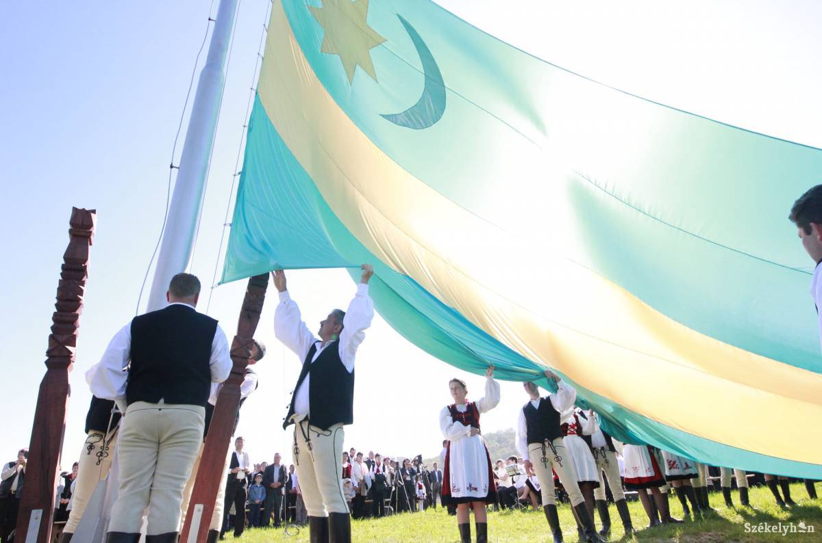 Erdély legnagyobb székely zászlaja Zeteváralján