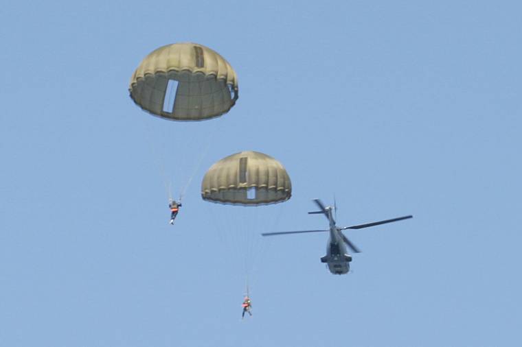 Csíki szántókon és kaszálókon landolnak a hadgyakorlaton részt vevő ejtőernyős katonák