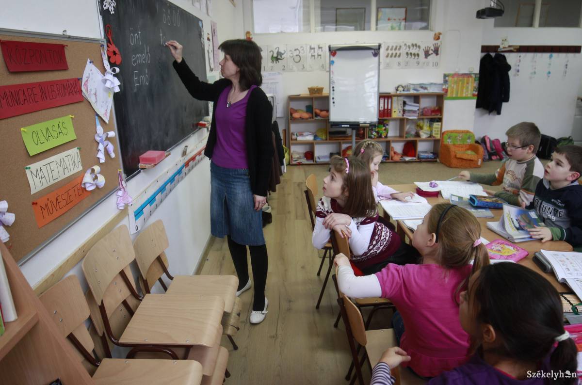 Diszkriminatívnak minősítették, hogy eltörölték a kisebbségi tanítók románórákért kapott túlórapénzét