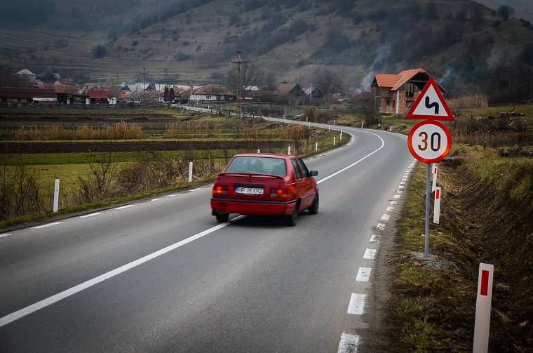 Sok új út kellene a sebességkorlátozás előtt – Brassóban bevezetik az EP által is szorgalmazott 30 km/órás megszorítást
