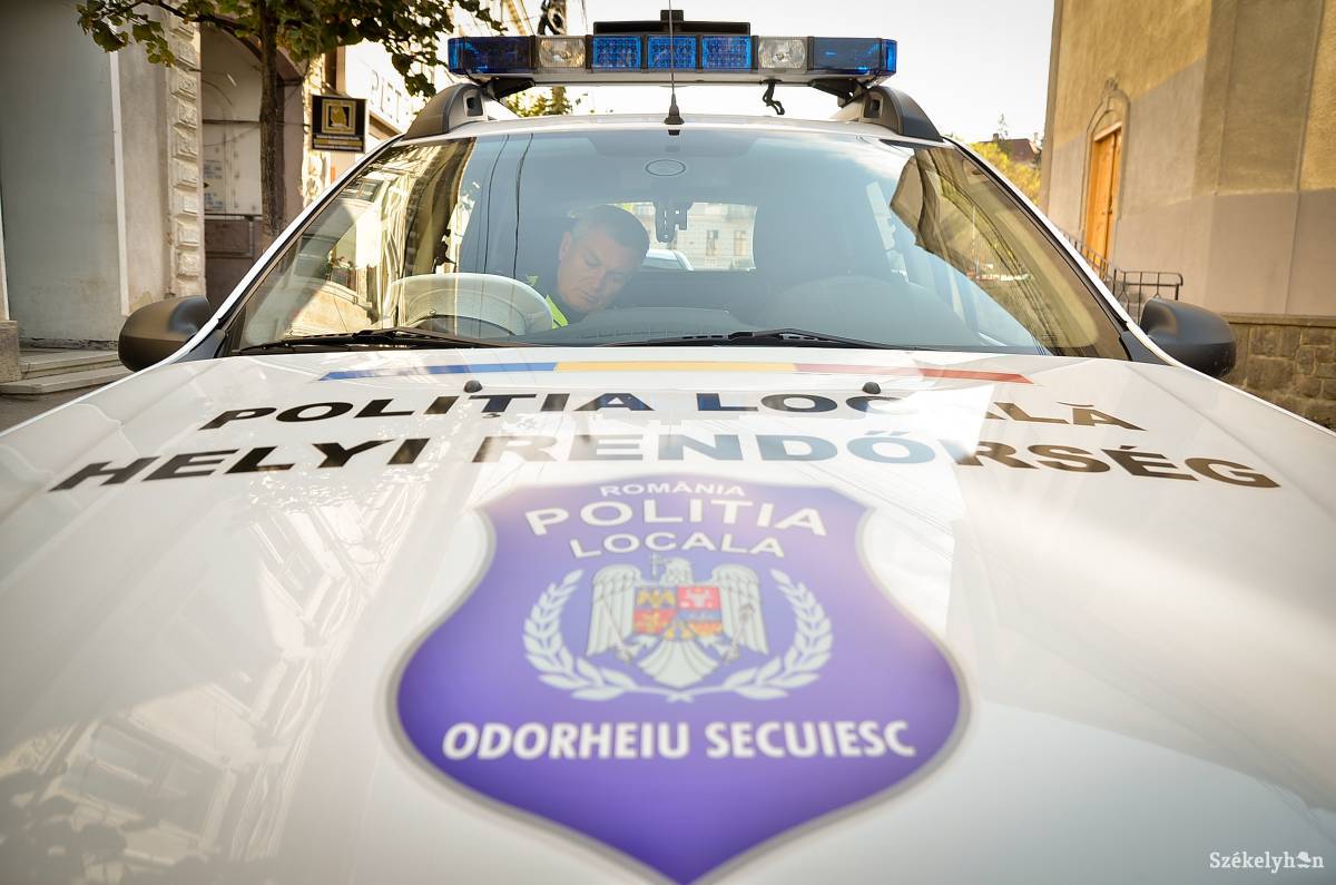 „Törvényesen” feliratozták újra a Székelyudvarhelyi Helyi Rendőrség autóját