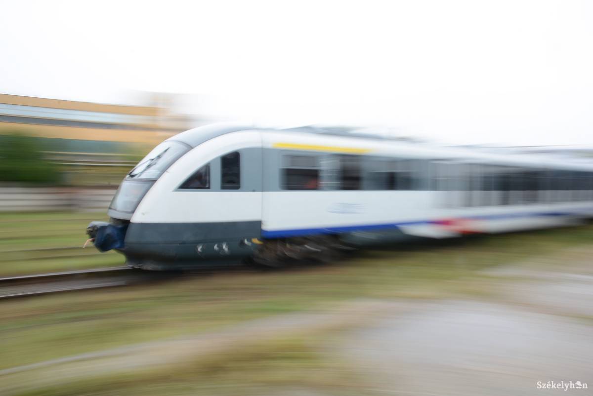 Kényelmes vonat, tönkrement állomás várja az utasokat Udvarhelyen