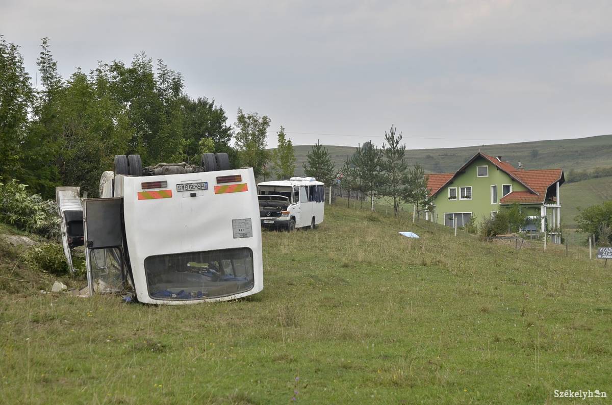 Egymás után sodródtak le az útról a buszok Szejkefürdő közelében
