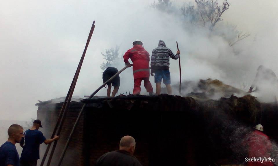 Tűz villámcsapás miatt Oroszhegyben