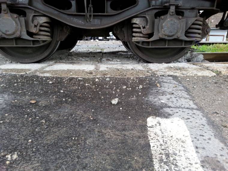 Vonattal ütközött egy kisbusz a szatmári Domahidánál, a sofőr életét vesztette