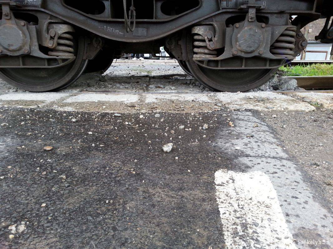 Vonattal ütközött egy kisbusz a szatmári Domahidánál, a sofőr életét vesztette