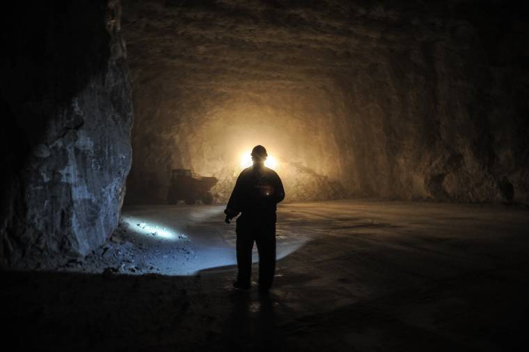 Beomlott egy bánya föld alatti csarnoka – három bányász a föld alatt rekedt