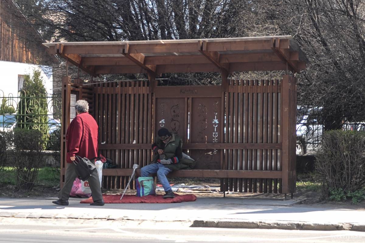 Hajléktalan férfi vert tanyát egy buszmegállóban