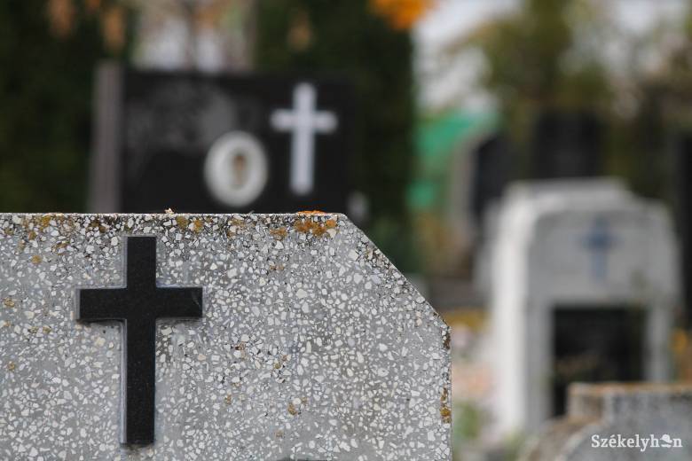 Több tucat sír meggyalázásával gyanúsítanak egy kiskorút Maros megyében