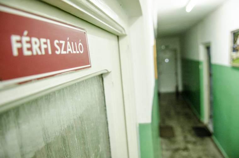 Alkotmányban tiltaná a Fidesz a hajléktalanok életvitelszerű köztéri tartózkodását