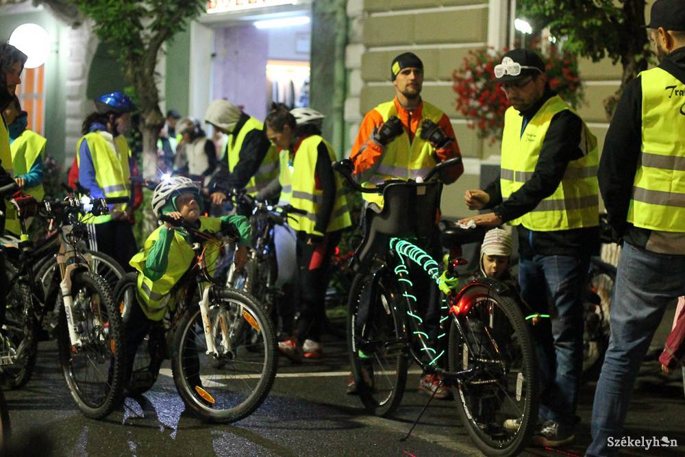 Így mutat több száz kerékpáros az éjszakában