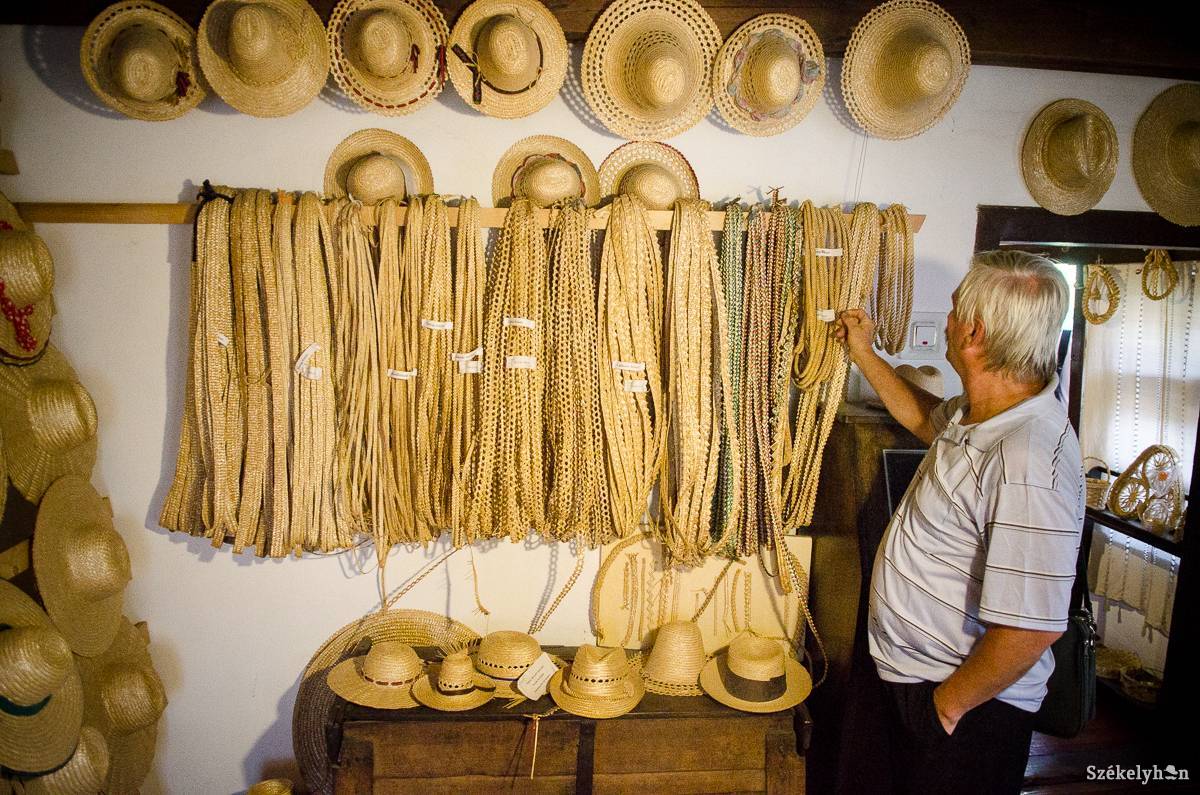 Élő hagyomány a szalmakalap-készítés Kőrispatakon: az idén húszéves múzeumot népszerűsíti a hétvégén tartandó fesztivál