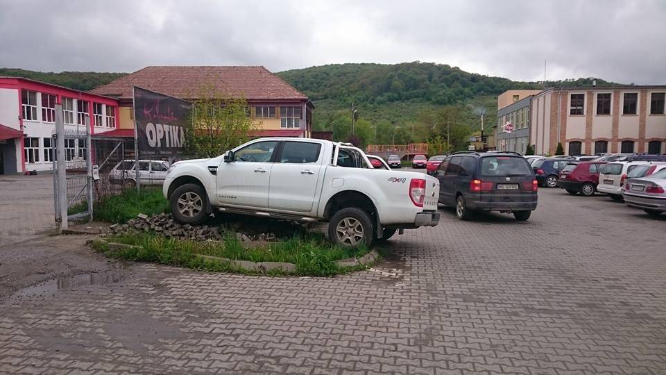 Nem gyakran lát így autót parkolni