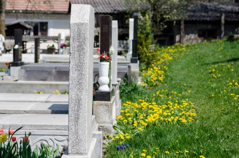 A szászrégeni zsidó temető meggyalázása miatt tiltakoznak