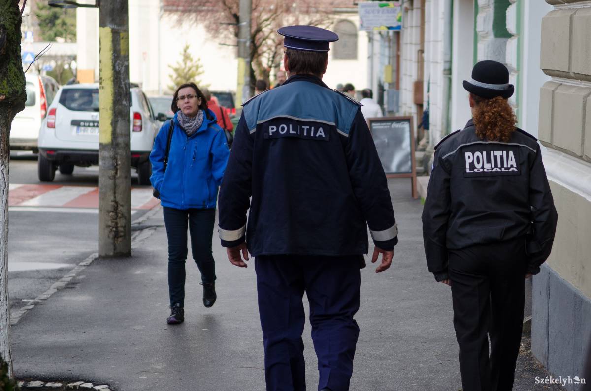 Magyar felirat is felkerül a helyi rendőrök egyenruháira Udvarhelyen