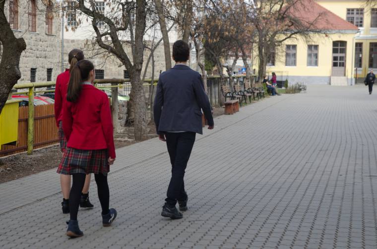 „Megszabta” az egyenruhapénzt a szenátus az állami iskolába járó diákoknak