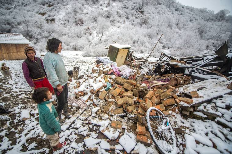Roma család költözött be engedély nélkül a közösség tulajdonában levő házba, erre a helyiek lerombolták azt