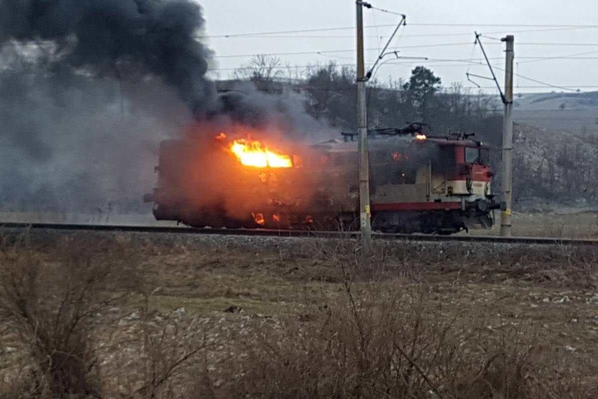 Lángoló mozdonyt oltottak a székelyudvarhelyi tűzoltók