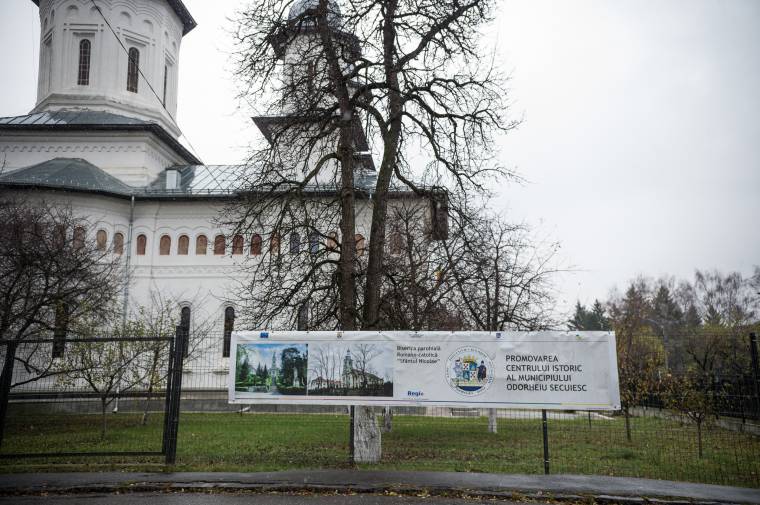 Ortodox templom kerítésén reklámozzák a katolikus plébániát