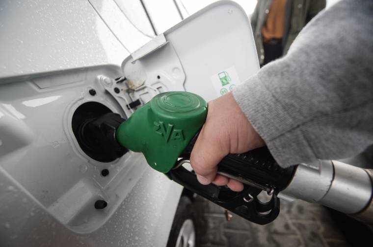Ötször több üzemanyagot lehet vásárolni a svájci átlagbérből, mint a romániaiból