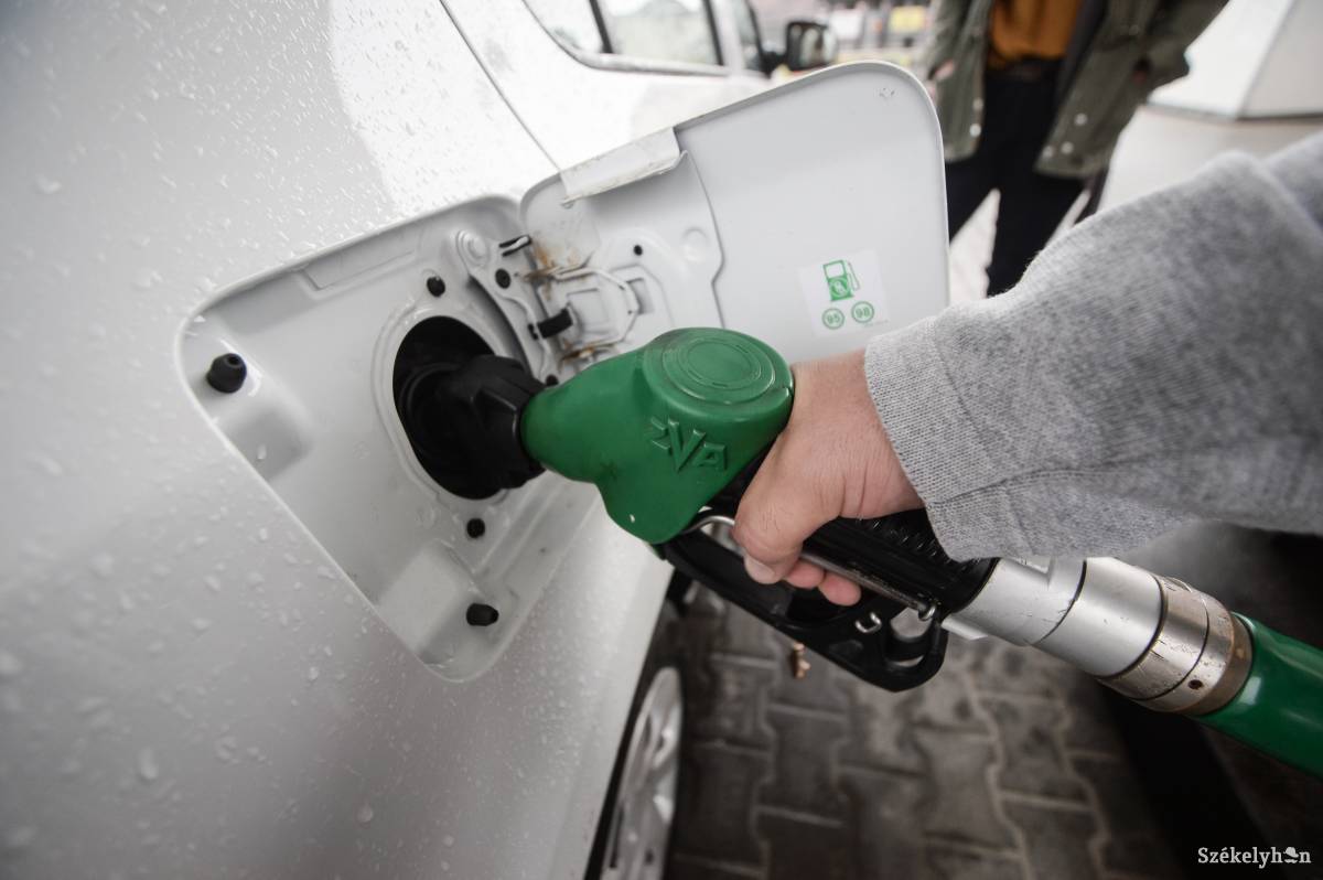 Hány liter benzinre telik egy átlagbérből? Messze kell utaznunk, ha fél euró/liter alatt akarunk tankolni