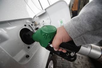 A versenytanács szerint a benzin literenkénti ára 58 banival, a gázolajé 56 banival csökkent