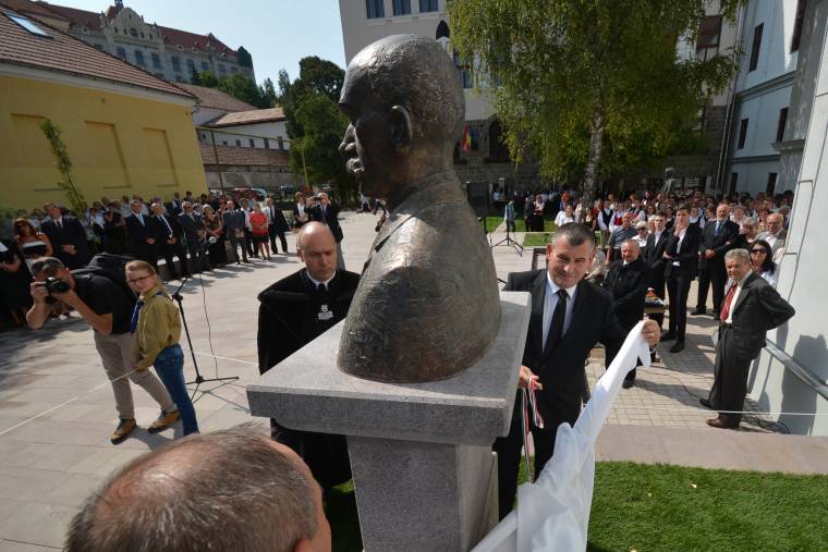 Szobor is őrzi a Baczkamadarasi Kis Gergely Református Kollégium alapítóinak emlékét