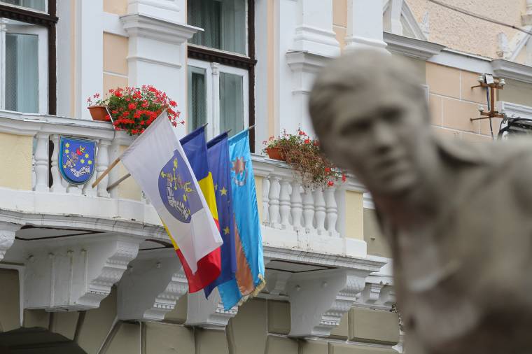 Székelyudvarhely is sorra került: a kitűzött zászlók miatt pereli az önkormányzatot Dan Tanasă