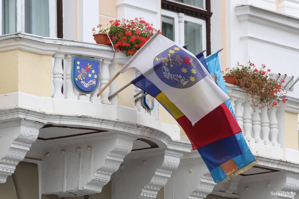 Székelyudvarhelyi zászlóper: Gálfi megbírságoltatná Tanasă feljelentő egyesületét