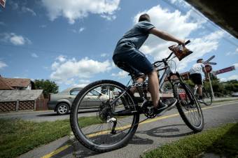 Hogy ne kelljen félni a biciklin a forgalomban – kerékpáros oktatást tartanak a diákoknak Székelyudvarhelyen