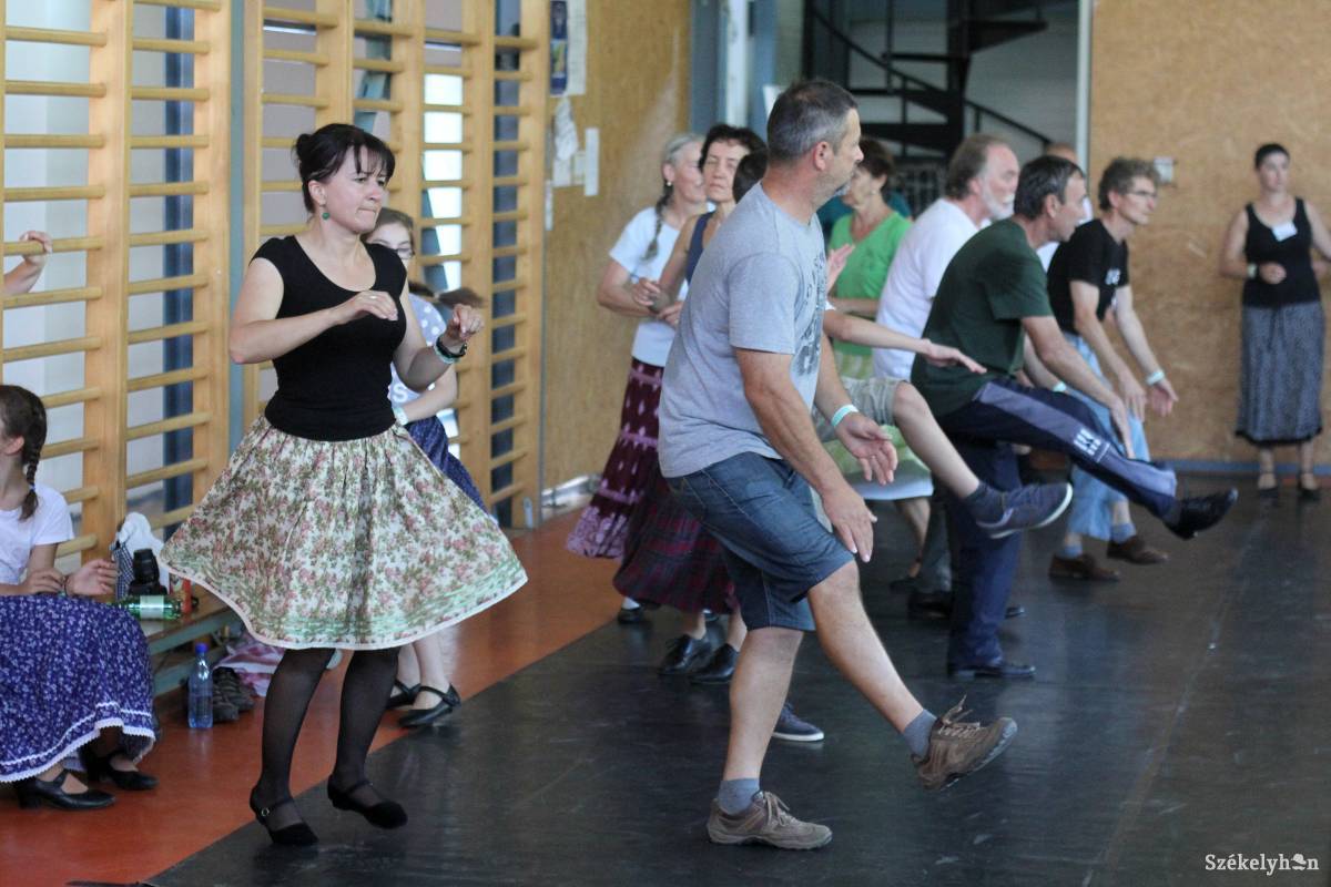 Nem is tud magyarul, mégis eljött Felsősófalvára táncot tanulni
