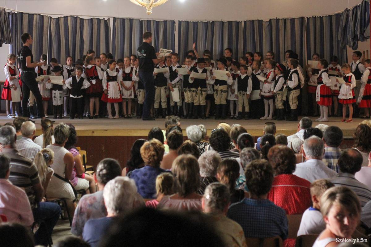 Magyarországi oktatók tanítottak erdélyi táncokat a Homoród mentén